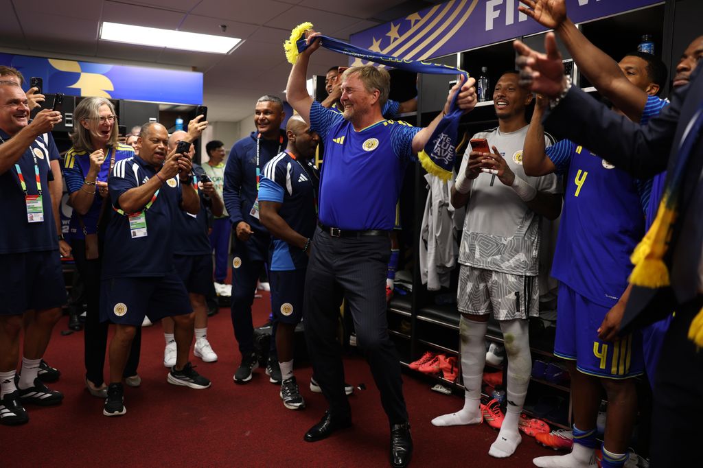 El rey Guillermo de Holanda celebra el empate de Curaçao ante Ecuador en el Mundial, en el encuentro celebrado en Kansas