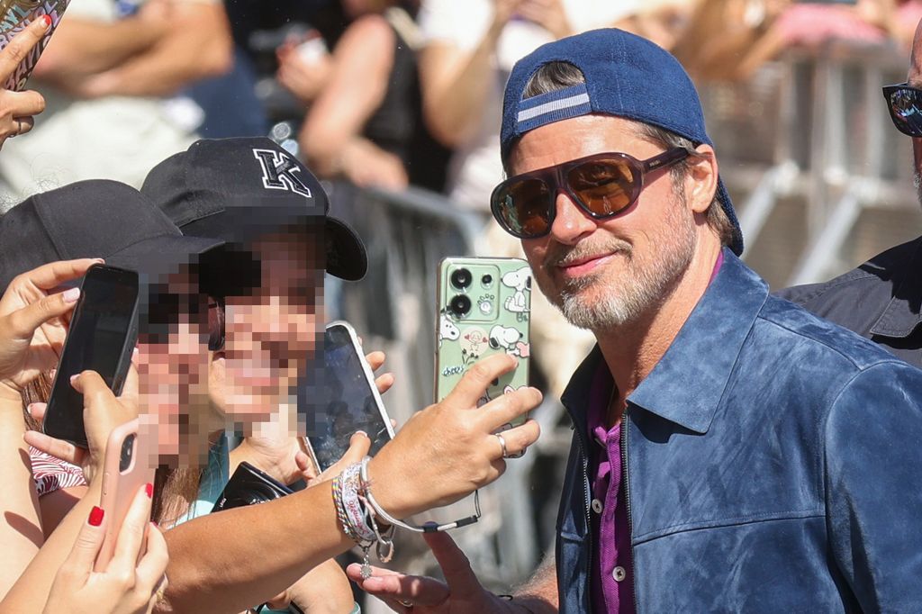 Brad Pitt se ha hecho 'selfies' con los fans que lo esperaban desde primera hora