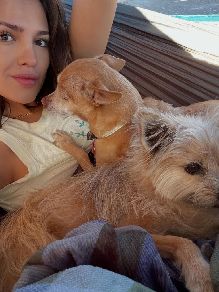 Eiza González con Pasita y Toro. 