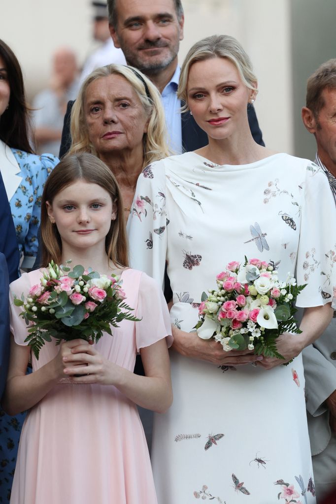 Charlene de Mónaco vuelve a elegir el blanco en el tradicional picnic junto al príncipe Alberto y sus hijos, 2026.