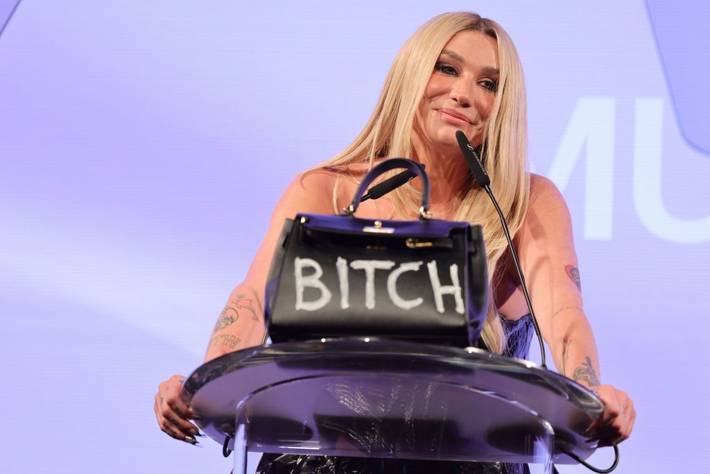 Plano medio de Kesha hablando desde el escenario