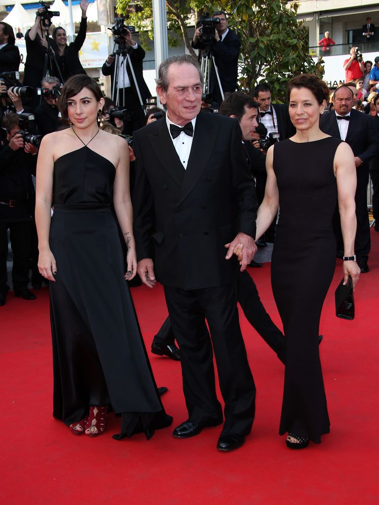Tommy Lee Jones con su hija, Victoria Jones, y su actual mujer,  and his Dawn Laurel-Jones durante el Festival de cine de Cannes