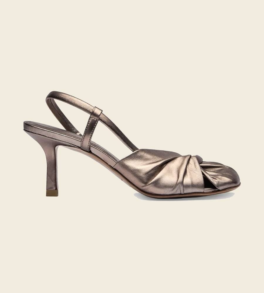 Zapatos plata asimétricos de Adolfo Domínguez