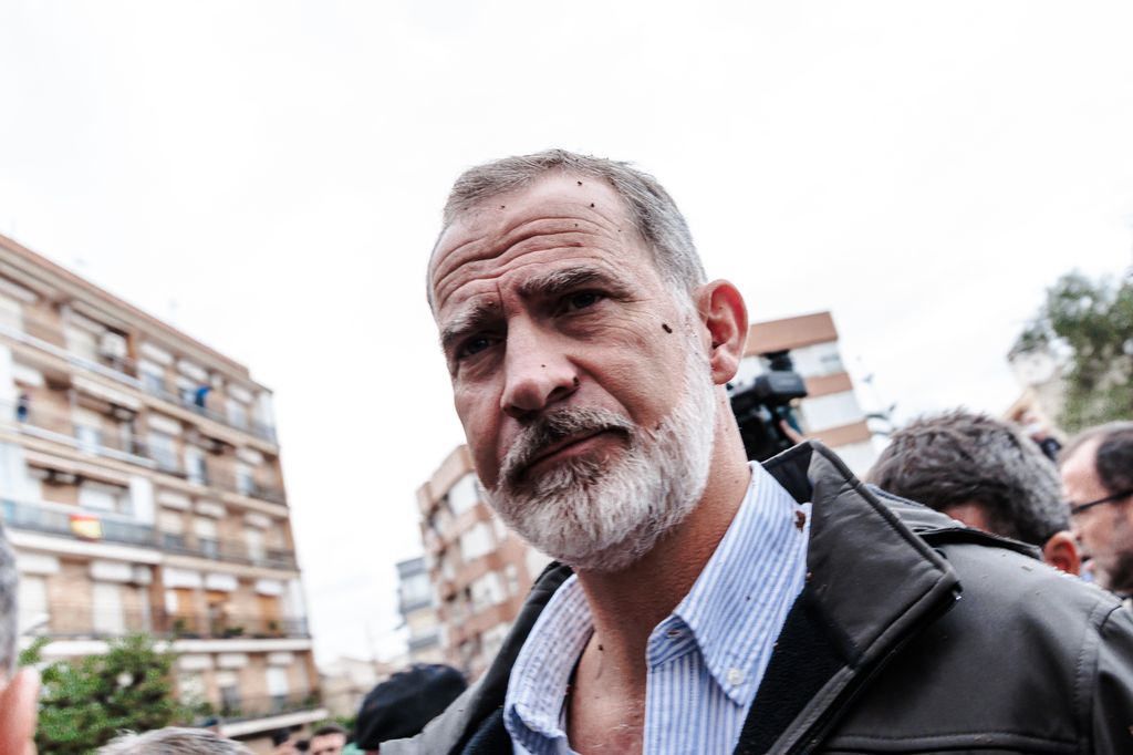 Primer plano del Rey Felipe durante su visita a las zonas afectadas por la DANA