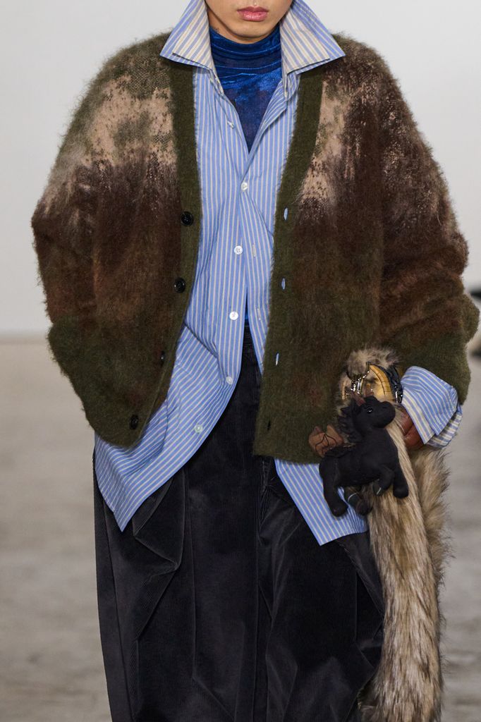 Puedes crear contraste incluso con un tono más claro frente a una serie de colores más oscuros y hacer de esa pieza la protagonista.