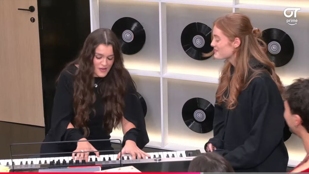 Amaia, cantando 'Tengo un pensamiento' con Olivia