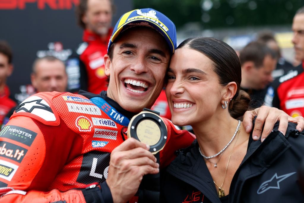 Marc Marquez y Gemma Pinto celebrando el triunfo en el MotoGP de Alemania