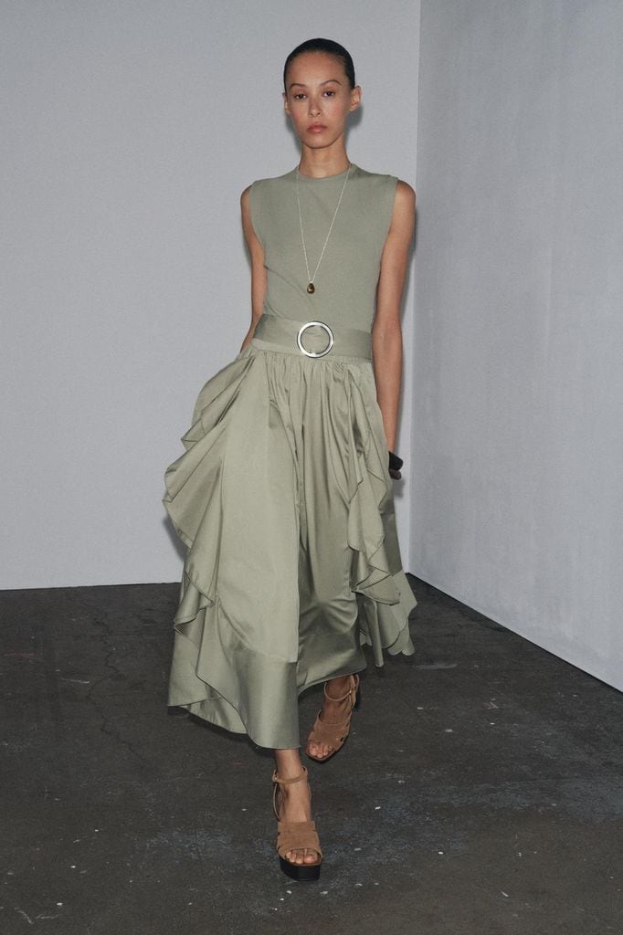Vestido de boda de invierno de Zara con volantes