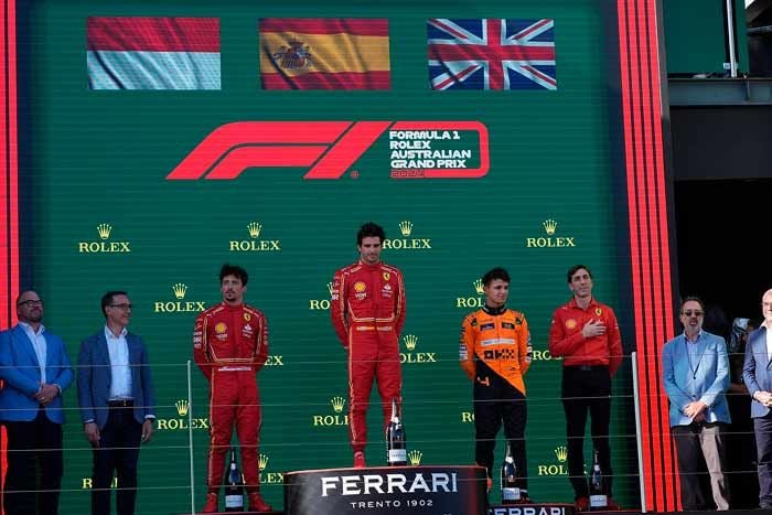 Carlos Sainz Jr en lo más alto del podium