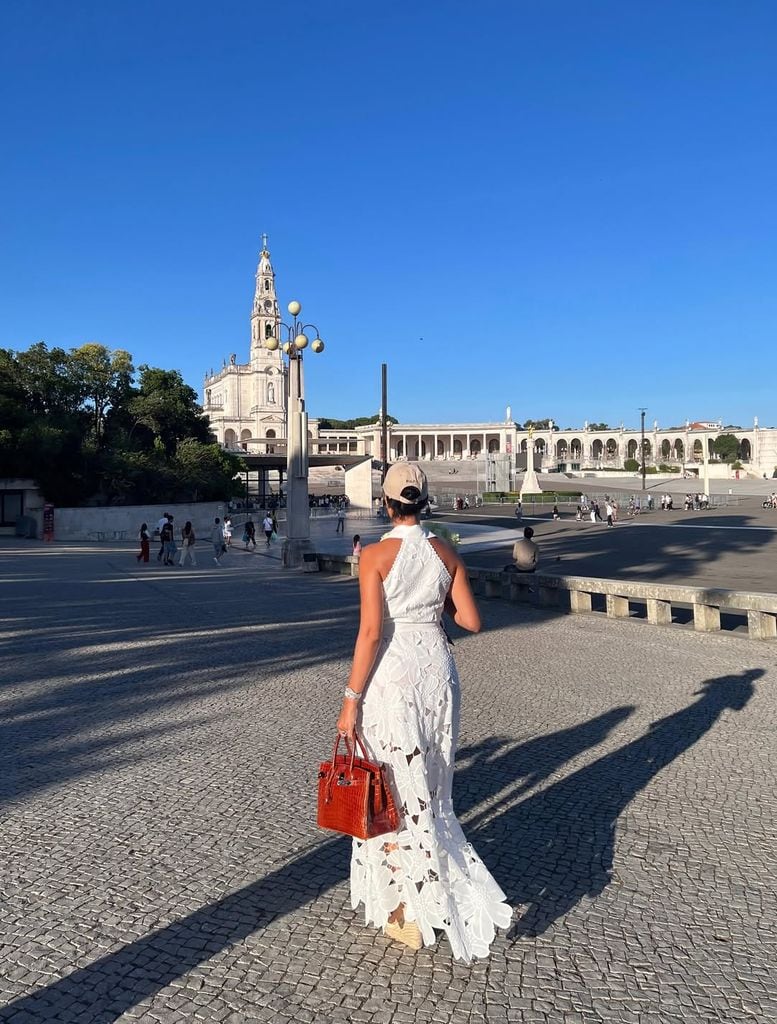 Georgina Rodríguez, vestida de blanco, visita el santuario de la Virgen de Fátima