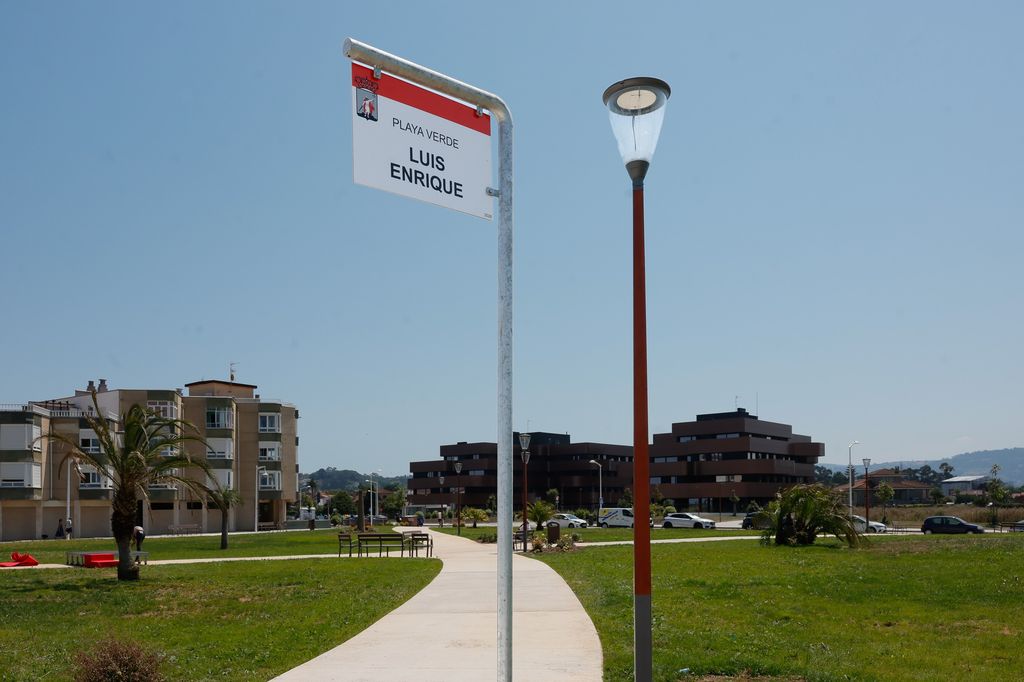 La playa verde de El Rinconín lleva desde hoy el nombre de Luis Enrique
