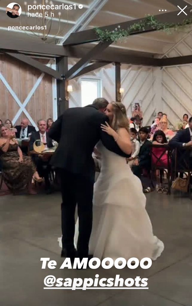 Carlos Ponce con Savannah en el baile de padre e hija en la boda.