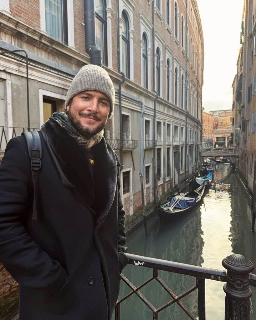 Manuel en uno de los puentes para cruzar los canales en Venezia