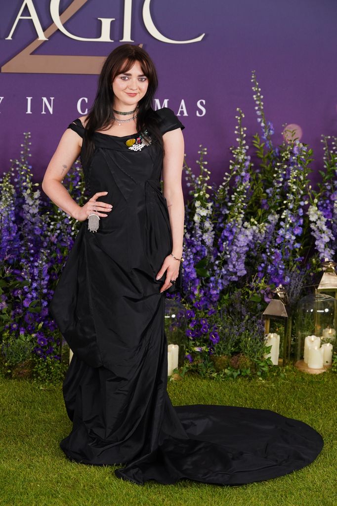 Maisie Williams lleva el mismo vestido que Bullock llevó años atrás.
