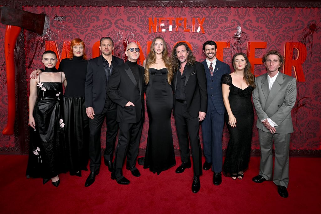 Ella Beatty, junto a parte del reparto y el equipo de Monster: La historia de Lizzie Borden, entre ellos Charlie Hunnam, Billie Lourd y Ryan Murphy, durante el estreno de la serie en Nueva York