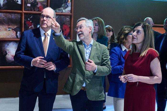 El monarca monegasco muy atento a las explicaciones