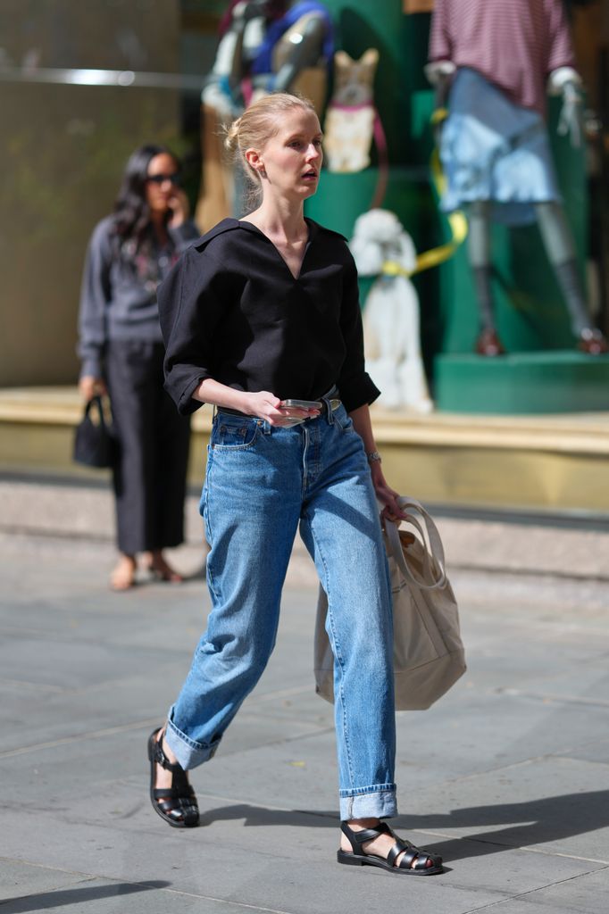 Combinar denim con negro es un acierto total.