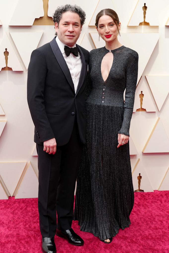 Plano entero de Gustavo Dudamel y María Valverde en los Oscar 2022