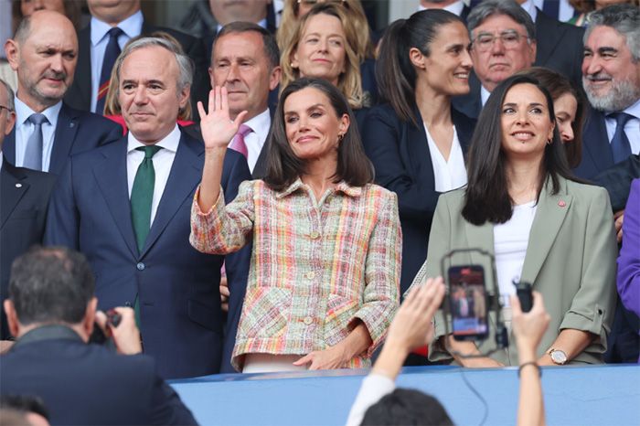 La Reina saluda