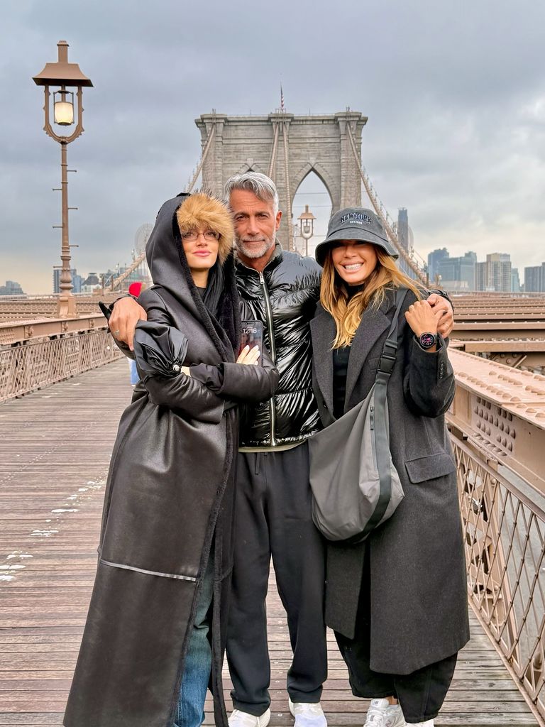 Oriana Sabatini y sus padres visitaron también el Puente de Brooklyn.