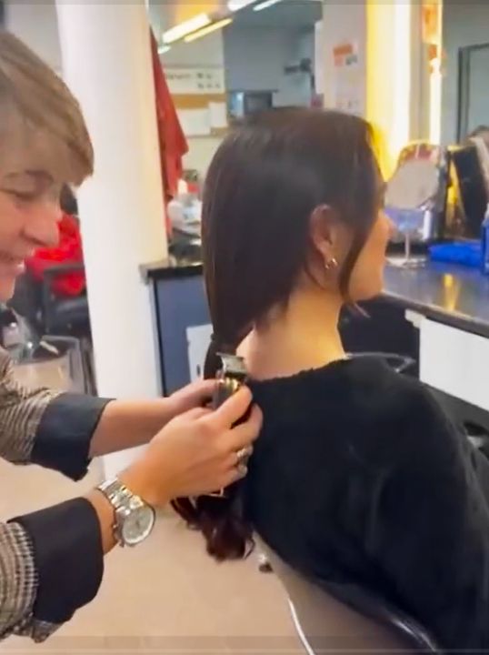 La actriz ha mostrado cómo se sometía a un cambio de look