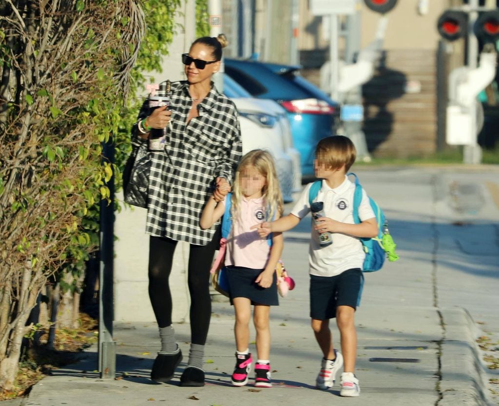 Al parecer, Anna llevaba a sus hijos a la escuela, pues llevaban sus respectivas mochilas.