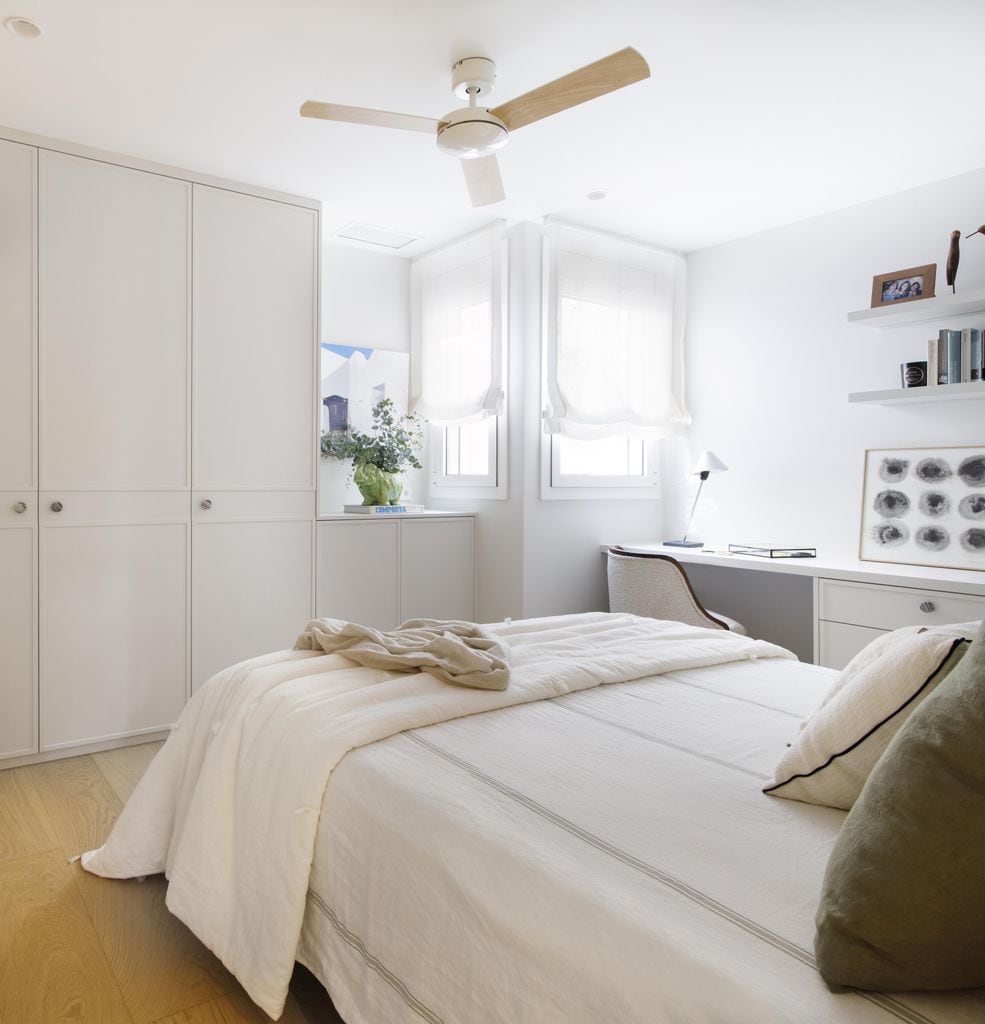 Rincón de trabajo en dormitorio
