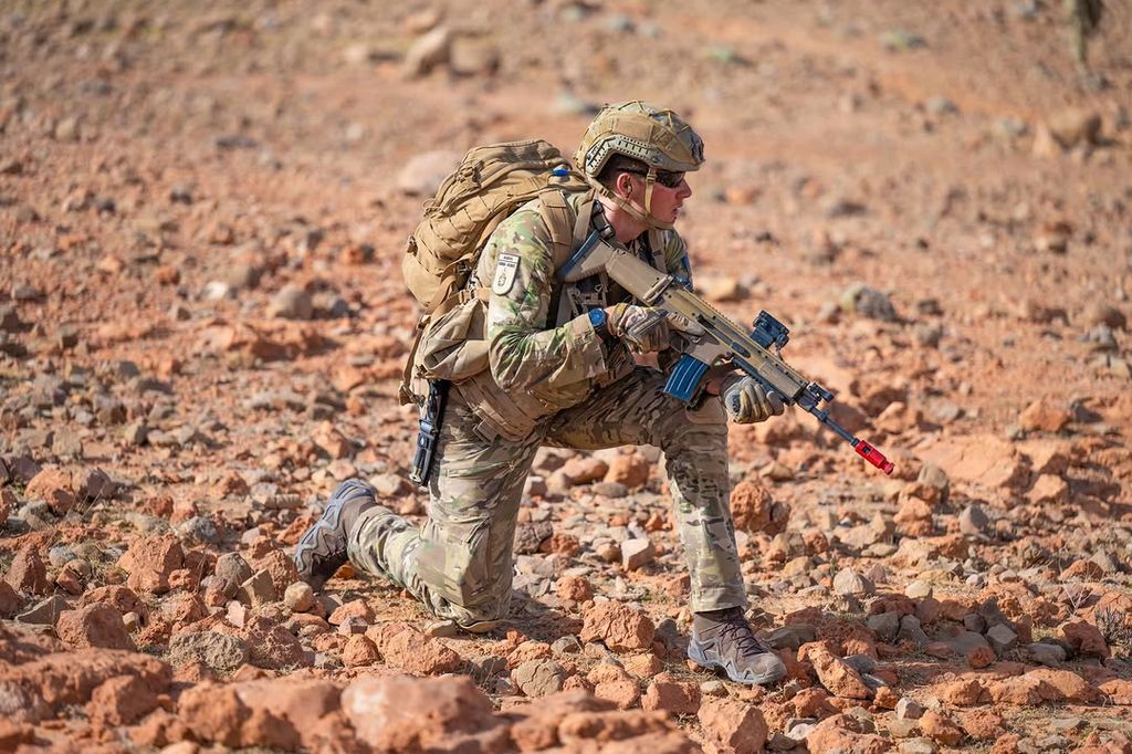 El príncipe Gabriel entrenando en el desierto de Marruecos