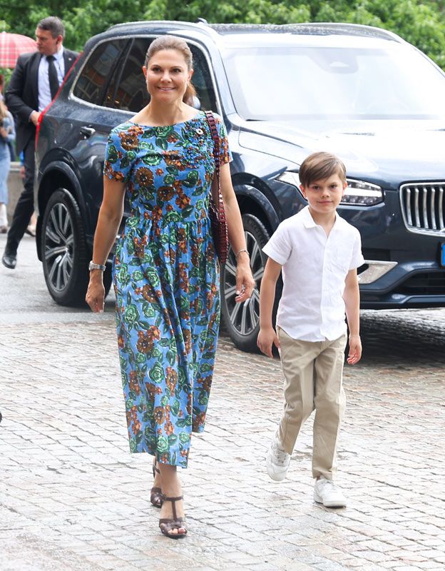 Oscar de Suecia con su madre Victoria de Suecia 