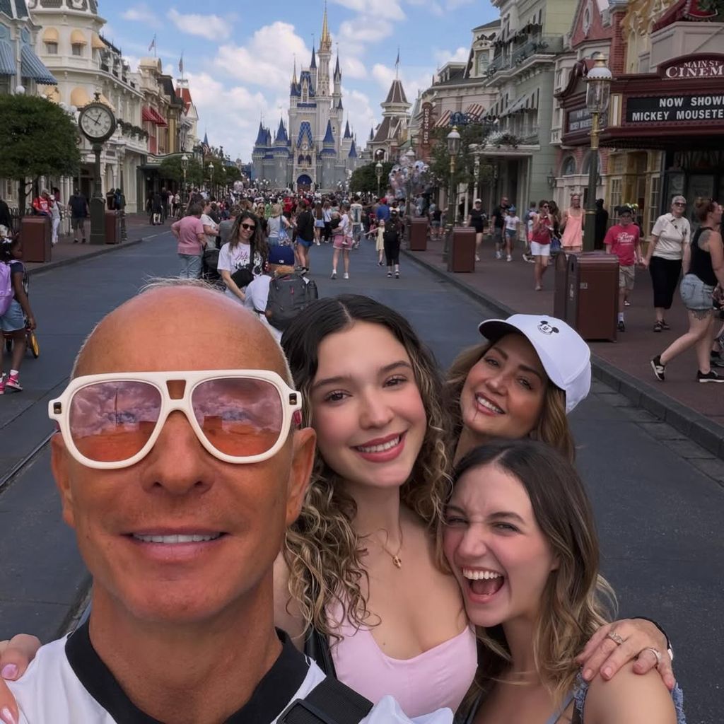 Erik Rubín y Andrea Legarreta con sus hijas en Disney