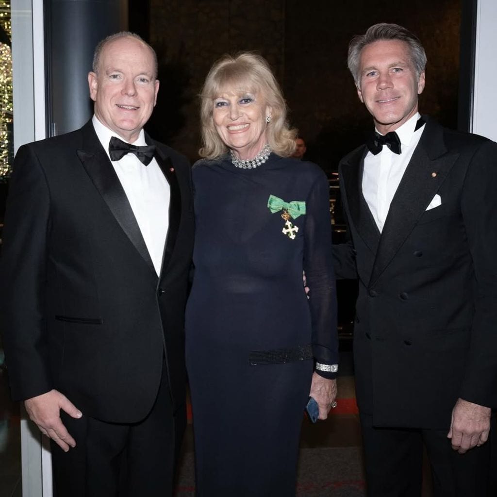 Manuel Filberto junto al príncipe Alberto de Mónaco y Giuliana Castano Bizzio
