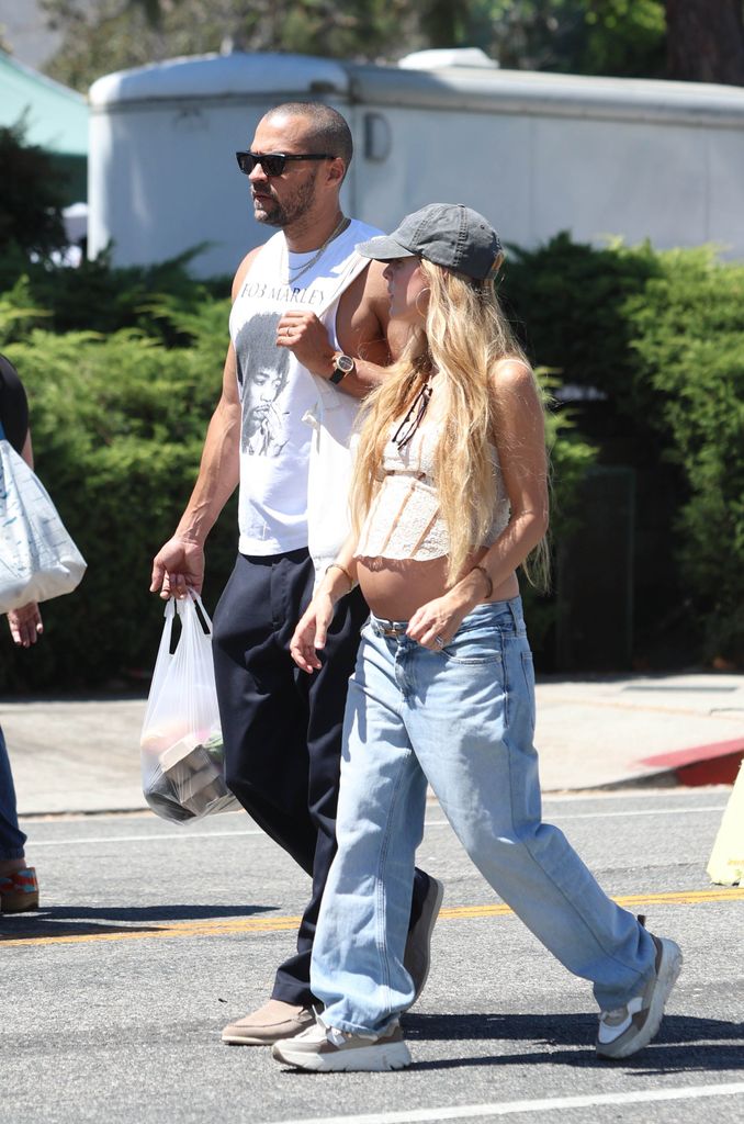 Jesse Williams y Alejandra Onieva en Los Angeles, California. (Photo by Slick/Star Max/GC Images)