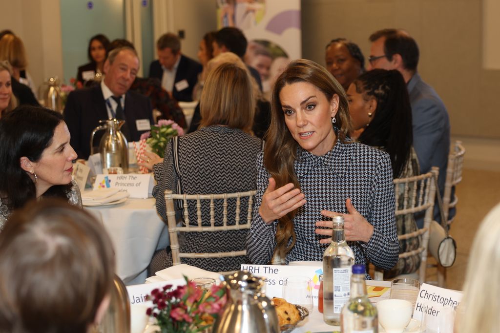 Kate Middleton estuvo hablando con las familias del centro
