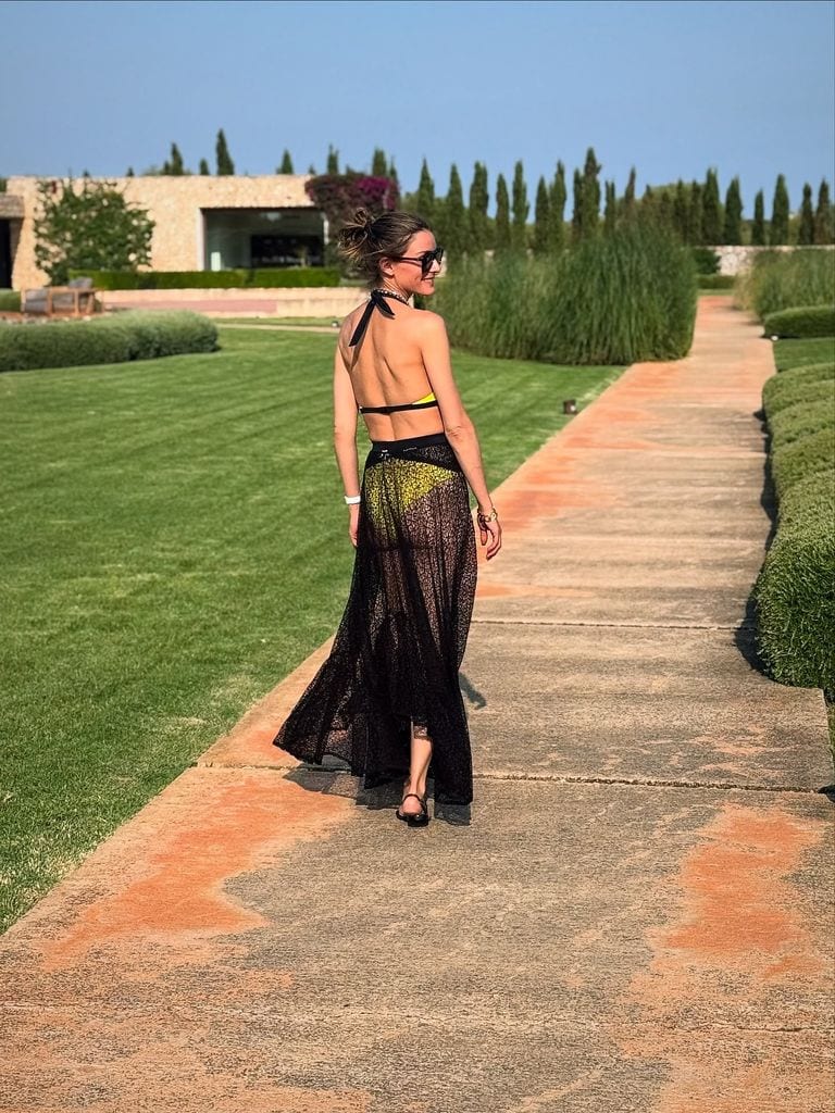 Olivia Palermo en Menorca con falda semitransparente