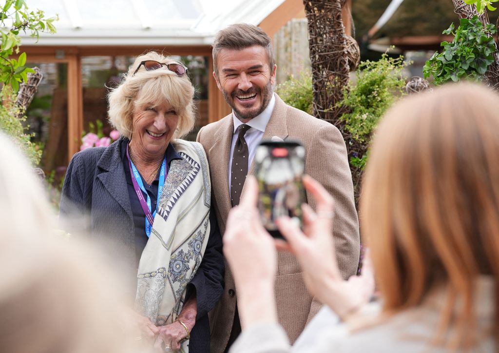 David Beckham porsa para una foto con Annabel Elliot, hermana de la reina Camilla 