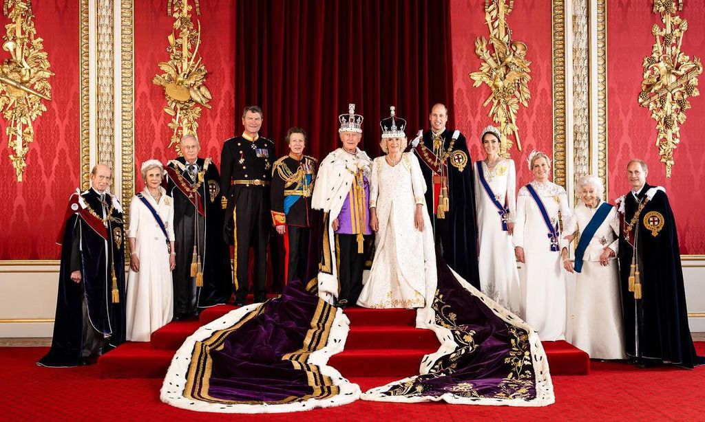 retrato oficial de los reyes carlos y camilla tras la coronaci n
