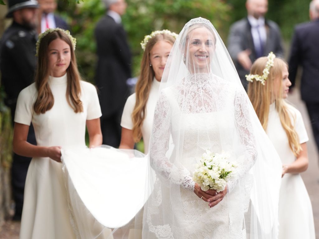 Plano medio de la novia y sus tres damas de honor, las hijas de los novios