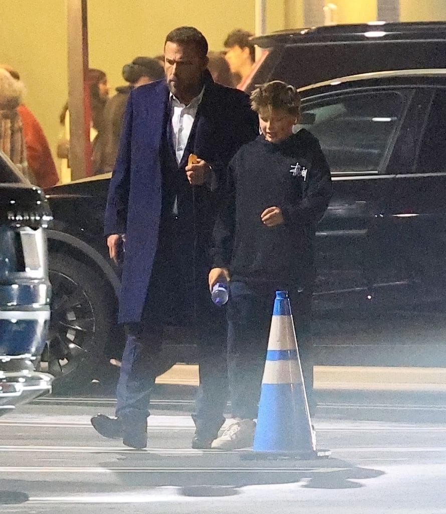 Ben Affleck y su hijo menor, Samuel, en la noche de la obra escolar de Fin.