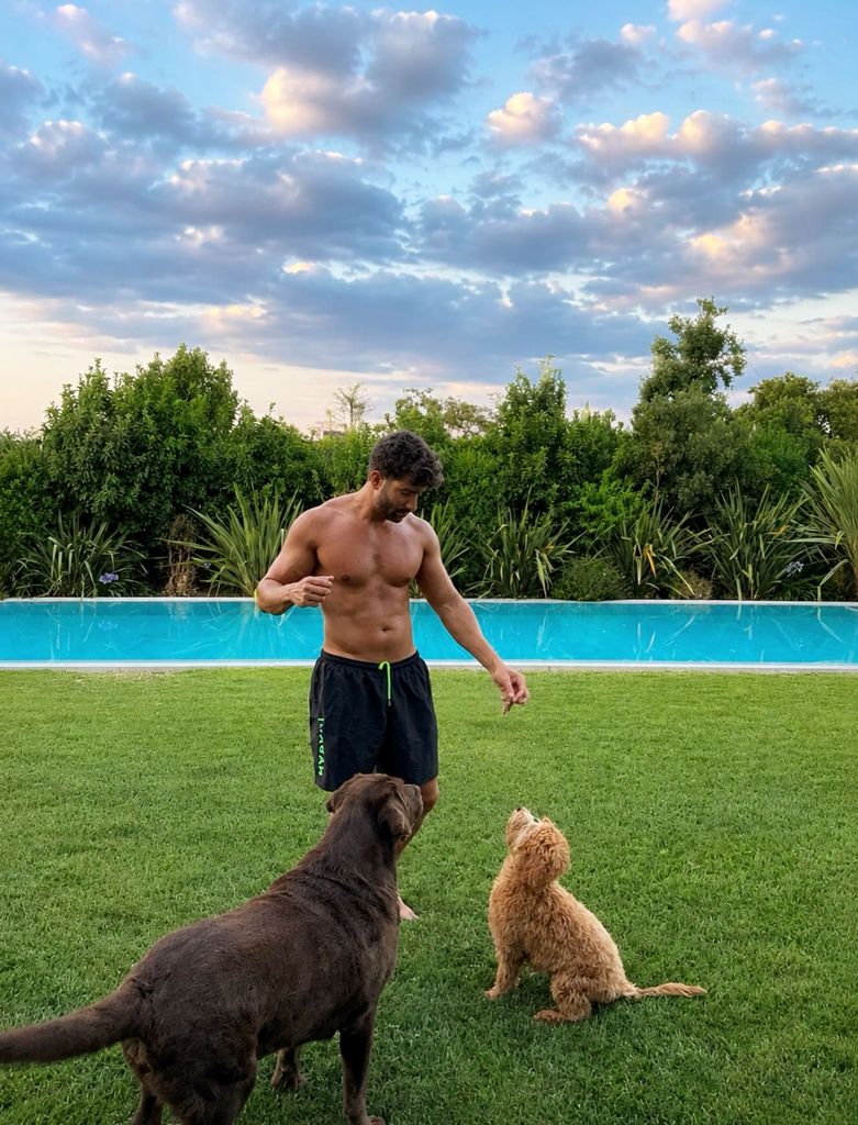 Pablo Alborán con sus perros en el amplio jardín de su casa de Madrid