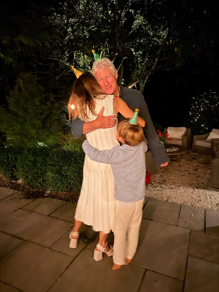 El benjamín de la casa se suma al abrazo familiar para celebrar el 77º cumpleaños de Richard Gere
