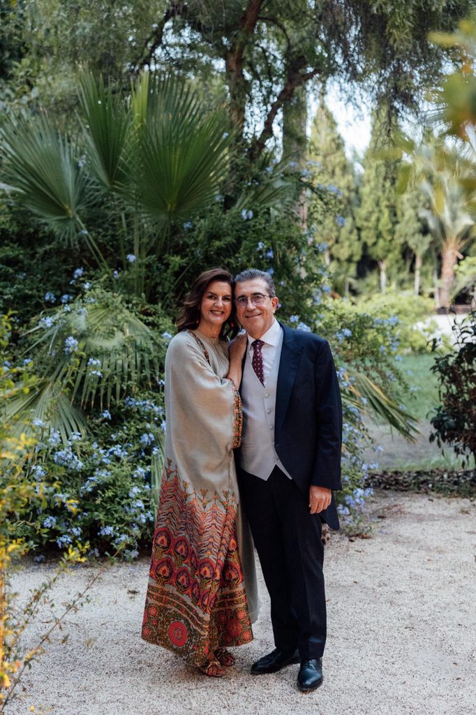 Madre de la novia con look gris con motivos geométricos boda en Alicante