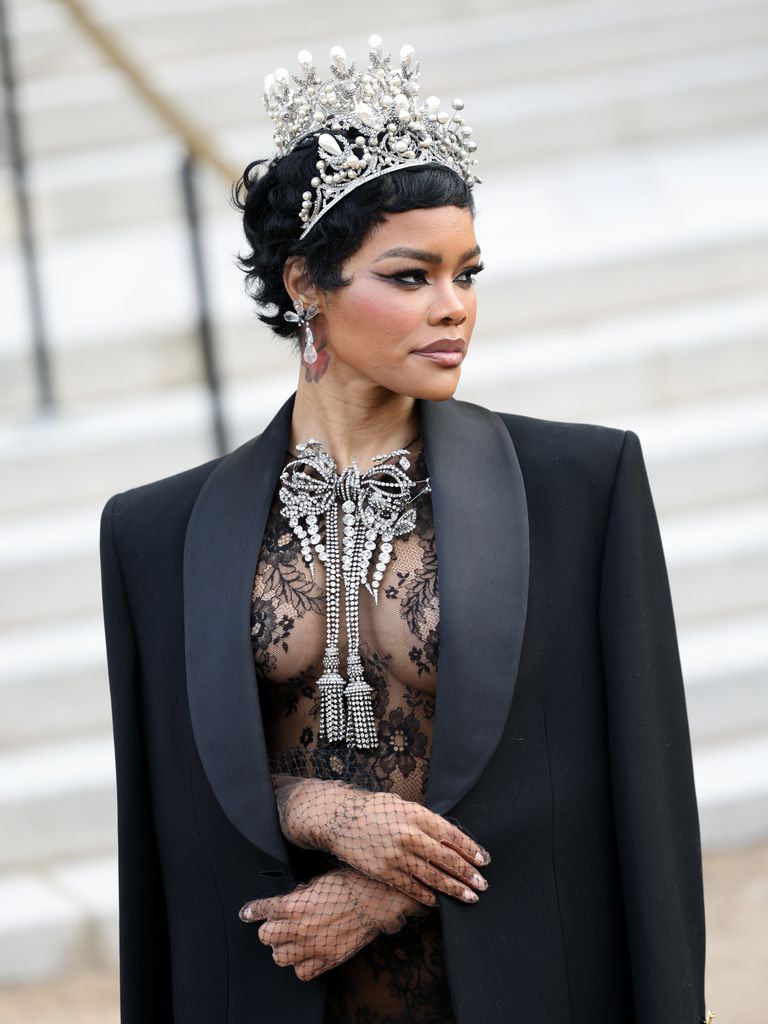 Teyana Taylor lleva la reinterpretación de la corona de Eugenia de Montijo así como el Gran broche relicario. 