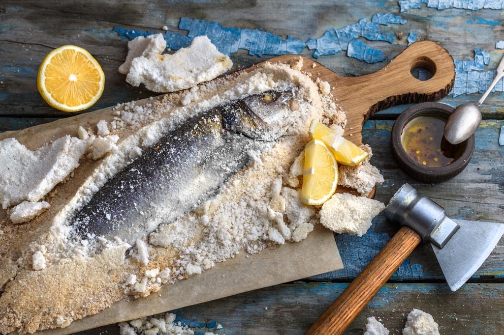 Los pescados cocinados a la sal mantienen un sabor y una jugosidad increíbles.