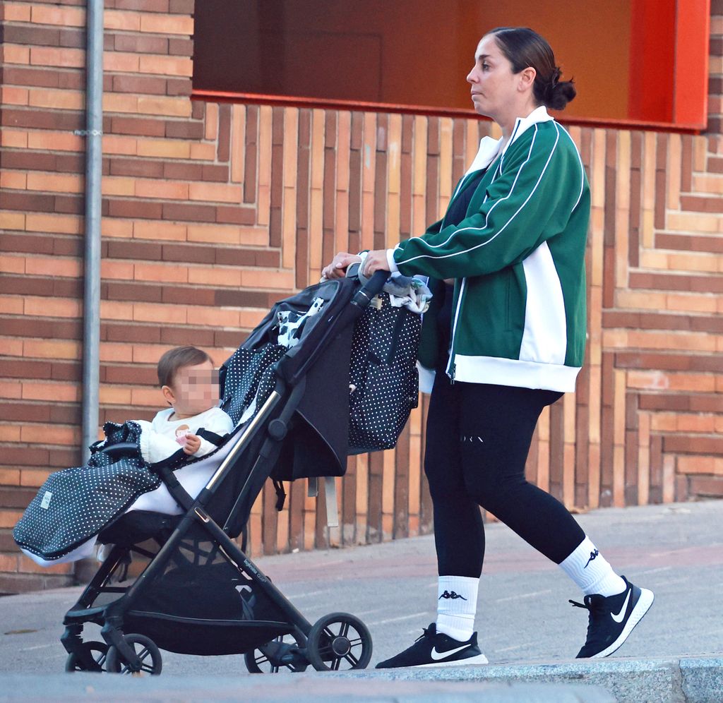 Anabel Pantoja y David Rodríguez paseando con su hija por Madrid