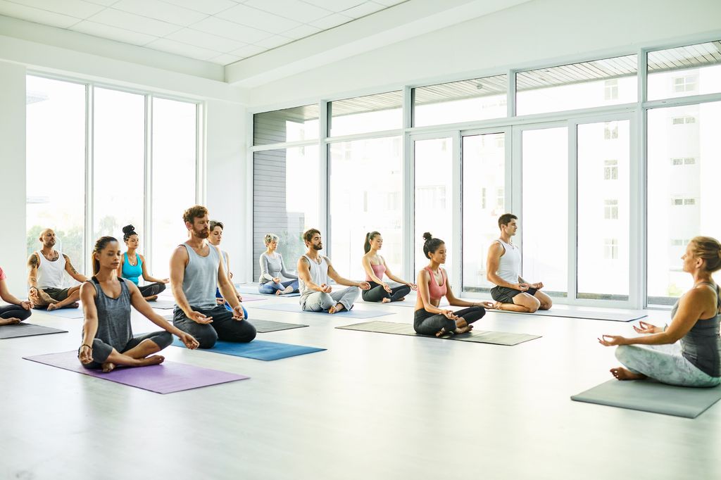 Varias personas meditando