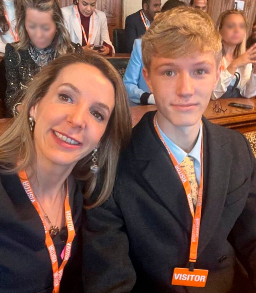 Plano medio de Tessy de Nasau con su hijo en un evento