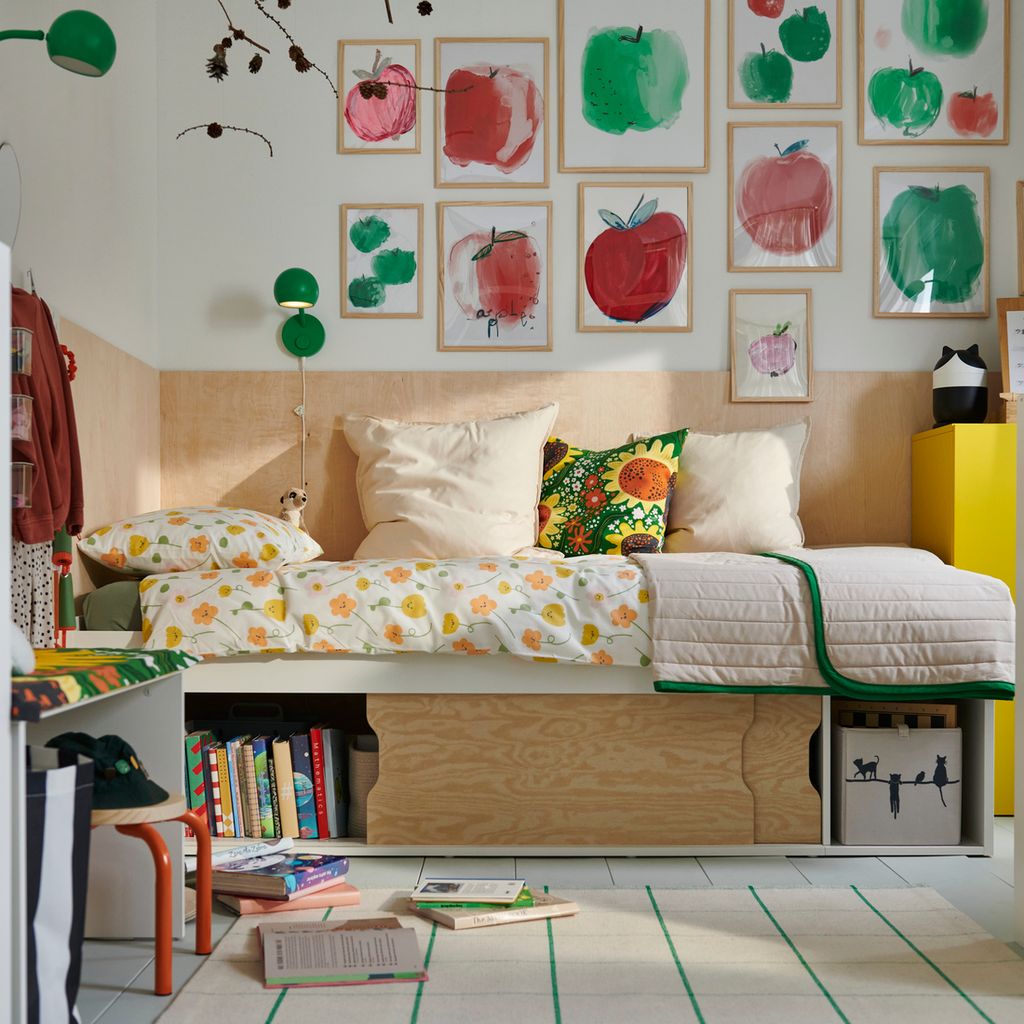 Cama con almacenaje en habitación juvenil