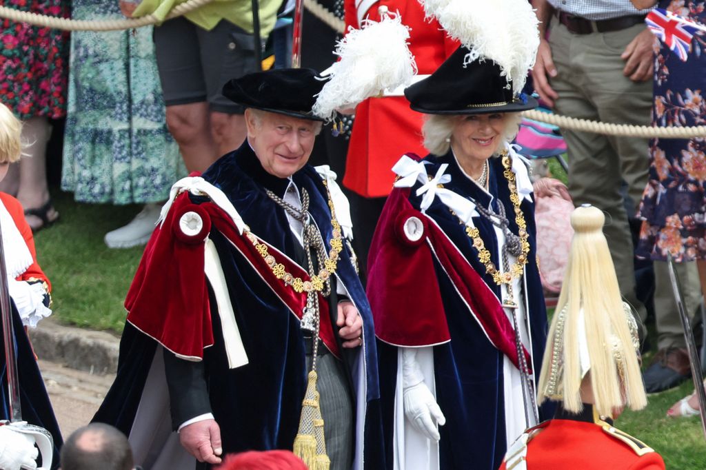 Los Reyes Carlos y Camilla en el desfile