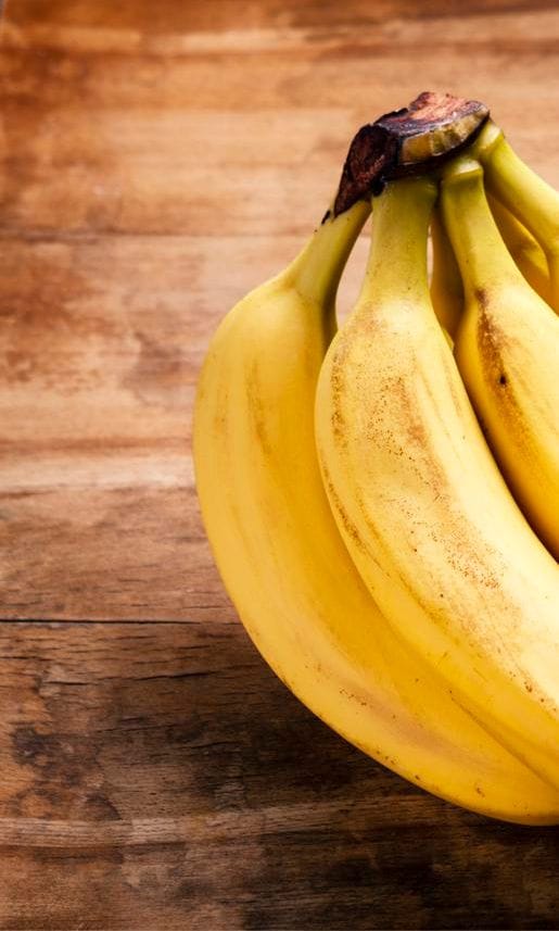 racimo de bananas en mesa de cocina