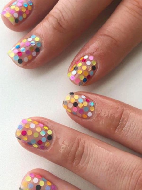 Manicura confeti colorida con base clara 